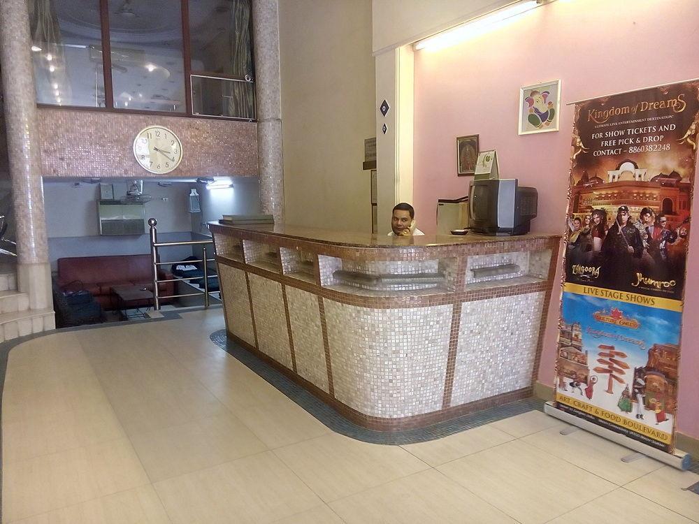 Hotel Pearl Plaza Ню Делхи Екстериор снимка