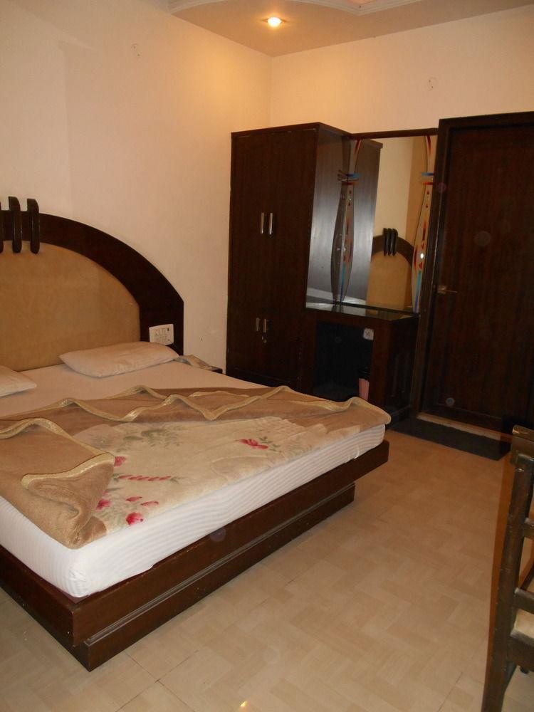 Hotel Pearl Plaza Ню Делхи Екстериор снимка
