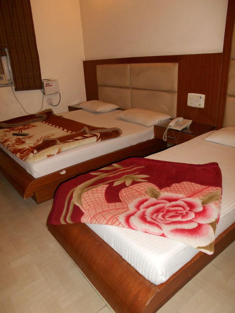 Hotel Pearl Plaza Ню Делхи Екстериор снимка