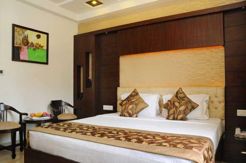 Hotel Pearl Plaza Ню Делхи Екстериор снимка